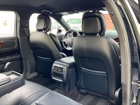 Used 2017 Lincoln Continental Premiere image 19