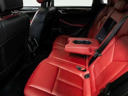 Certified 2023 Porsche Macan AWD/4WD image 31
