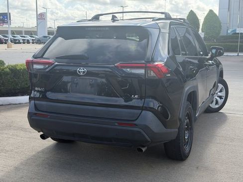 Used 2021 Toyota RAV4 LE FWD image 5