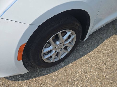 Used 2017 Chrysler Pacifica LX FWD image 11