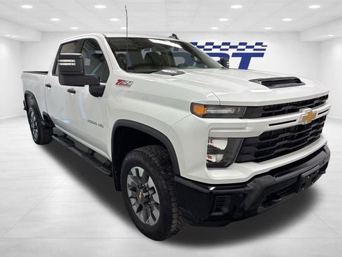 Used 2025 Chevrolet Silverado 2500 Custom w/ Custom Value Package image 4