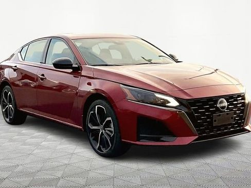 Used 2023 Nissan Altima 2.5 SR w/ SR Premium Package image 1