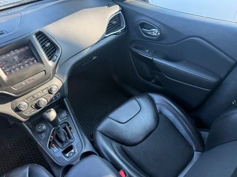 Used 2019 Jeep Cherokee Latitude Plus AWD/4WD image 10