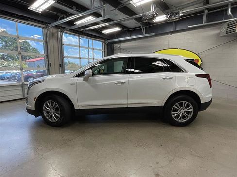 Used 2022 Cadillac XT5 Premium Luxury w/ Technology Package FWD image 2