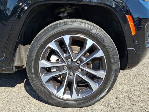 Used 2023 Jeep Grand Cherokee Overland w/ Luxury Tech Group IV AWD/4WD image 8