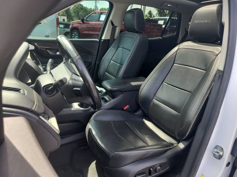 Used 2020 GMC Terrain Denali w/ Denali Premium Package FWD image 17