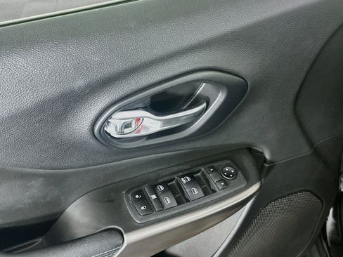Used 2019 Jeep Cherokee Latitude w/ Popular Appearance Group FWD image 15