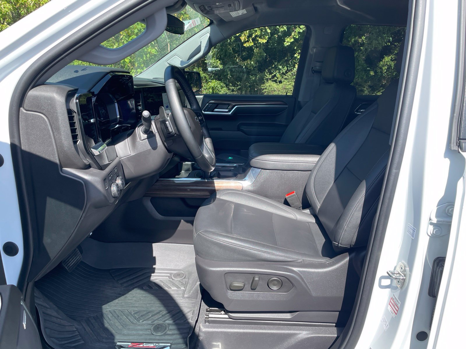 Used 2024 Chevrolet Silverado 1500 LT Trail Boss w/ Convenience Package II AWD/4WD image 18