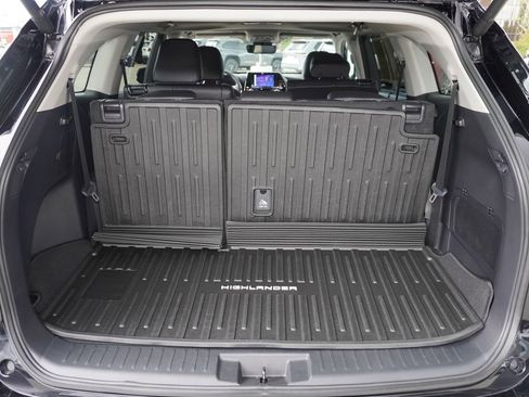 Certified 2024 Toyota Highlander XLE AWD/4WD image 8