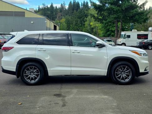 Used 2016 Toyota Highlander LE AWD/4WD image 14