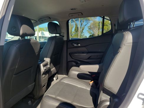 Used 2023 GMC Acadia SLT w/ Preferred Package image 14