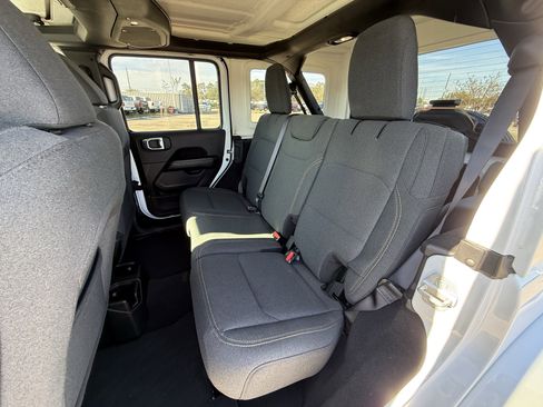 Used 2025 Jeep Wrangler Sahara image 28