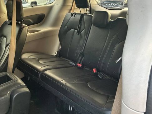 Used 2018 Chrysler Pacifica Touring-L Plus FWD image 11