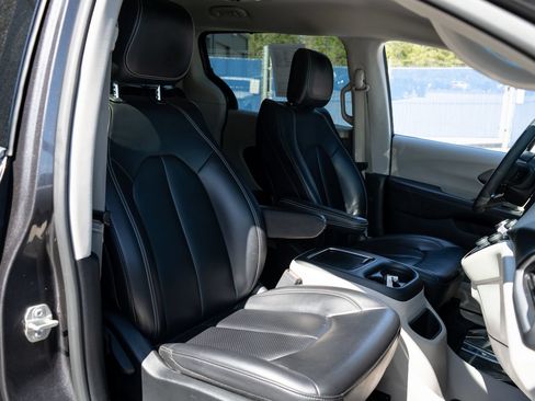 Used 2023 Chrysler Pacifica Touring-L FWD image 23