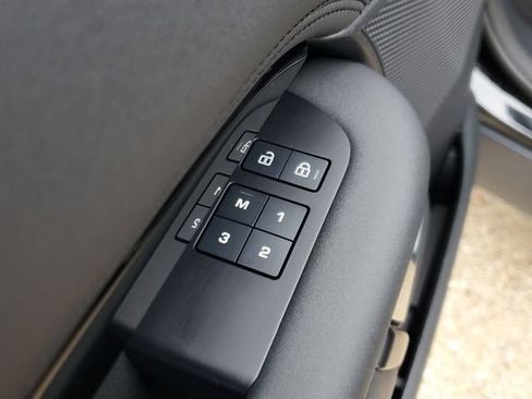 Used 2024 Land Rover Discovery S AWD/4WD image 18