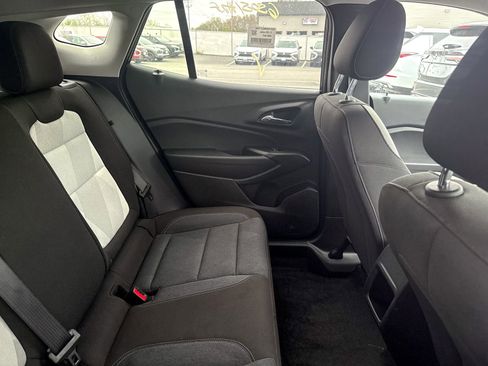 Used 2025 Chevrolet Trax LS w/ LS Convenience Package FWD image 8
