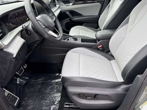 New 2026 Volkswagen Tiguan SE R-Line FWD image 15