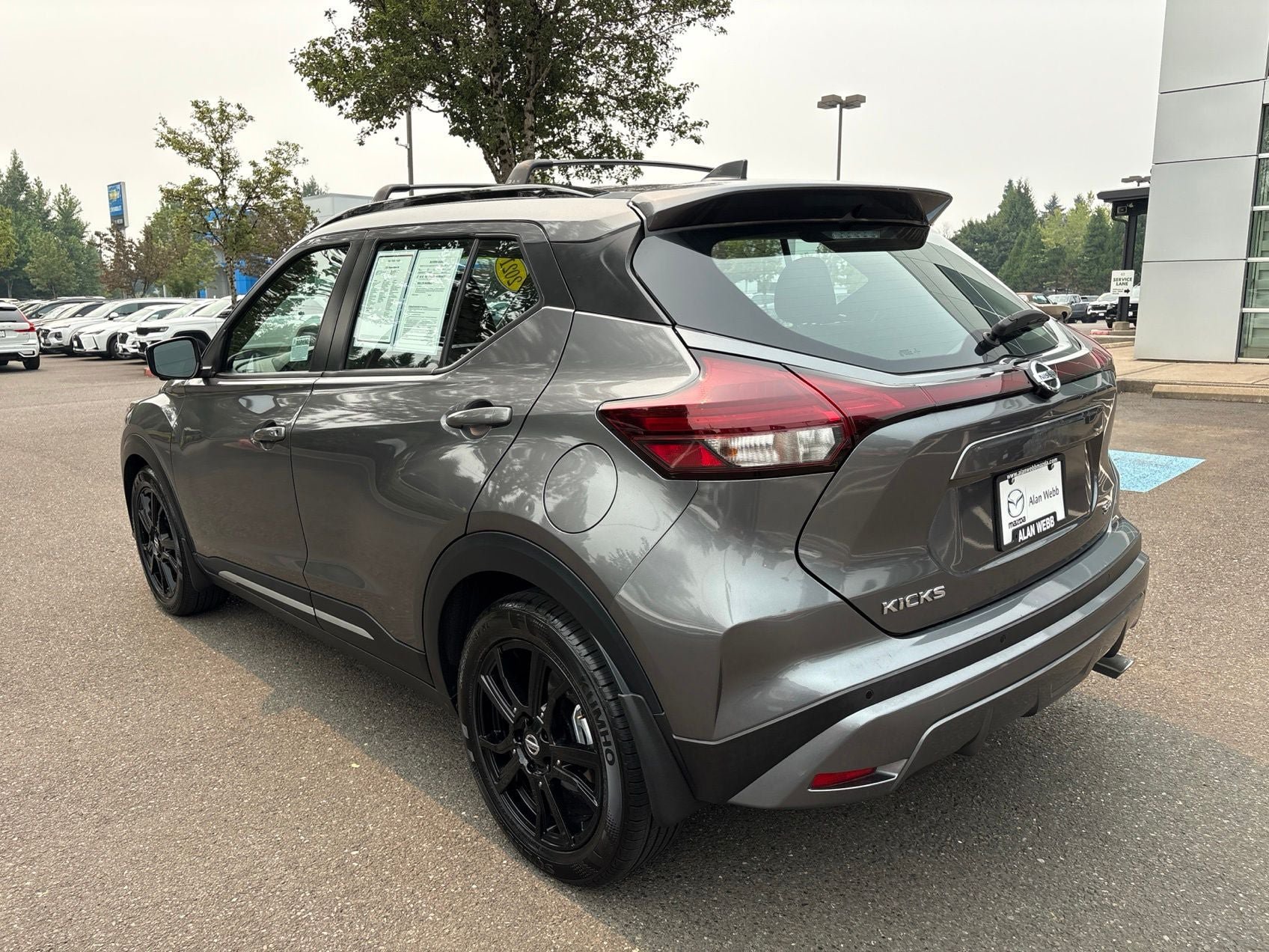 Used 2021 Nissan Kicks SR w/ Exterior Package FWD image 2