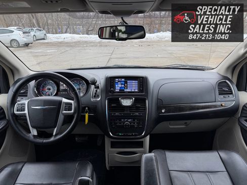 Used 2014 Chrysler Town & Country Touring image 40