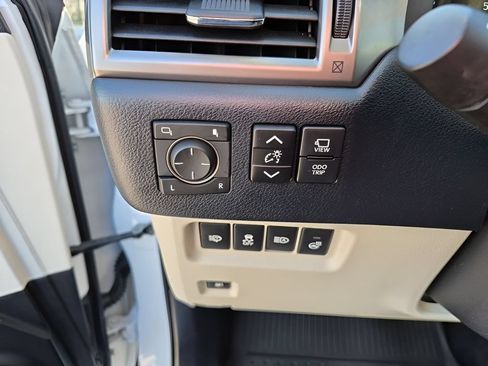 Used 2023 Lexus GX 460 Luxury w/ Sport Design Package AWD/4WD image 36