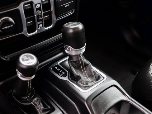 Used 2020 Jeep Wrangler Unlimited Sahara image 21