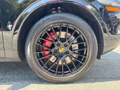 Used 2022 Porsche Cayenne S image 12