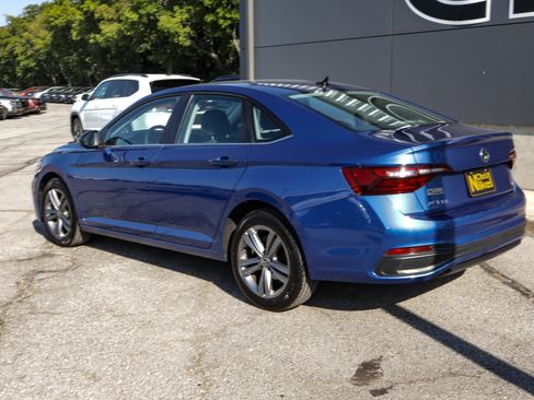 Used 2024 Volkswagen Jetta SE FWD image 6