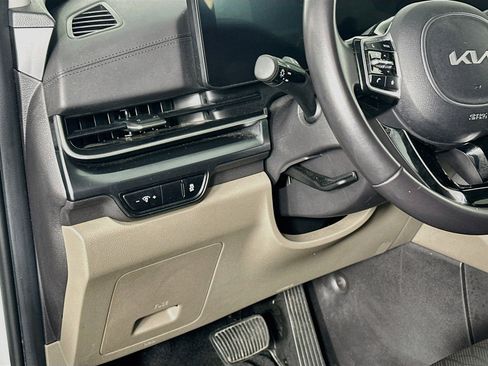 Used 2025 Kia Carnival FWD image 17