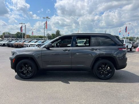 Certified 2025 Jeep Grand Cherokee Altitude AWD/4WD image 4