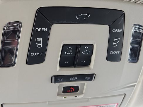 Used 2023 Toyota Sienna XLE w/ XLE Plus Package FWD image 18