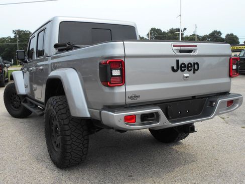 Certified 2021 Jeep Gladiator Overland AWD/4WD image 3