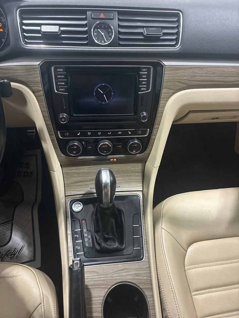 Used 2017 Volkswagen Passat 3.6 SEL Premium FWD image 20
