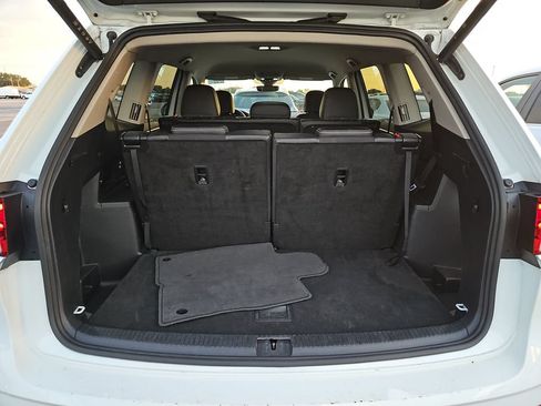 Used 2025 Volkswagen Atlas SE AWD/4WD image 17