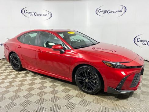 Used 2025 Toyota Camry SE FWD image 1