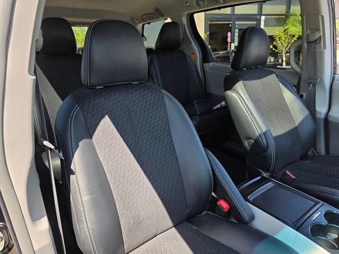 Used 2014 Toyota Sienna SE w/ SE Premium Package w/Entune FWD image 16