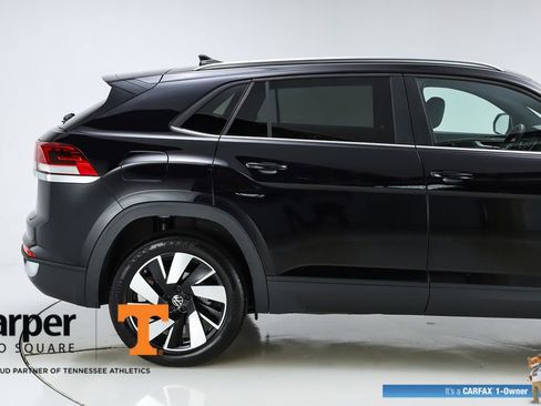 Used 2025 Volkswagen Atlas Cross Sport SE w/ Panoramic Sunroof Package image 11