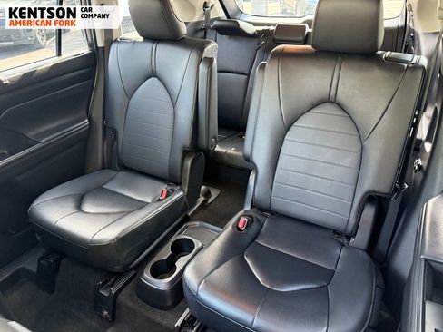 Used 2025 Toyota Highlander XLE image 38