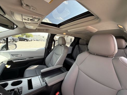 Used 2026 Toyota Sienna XLE image 16