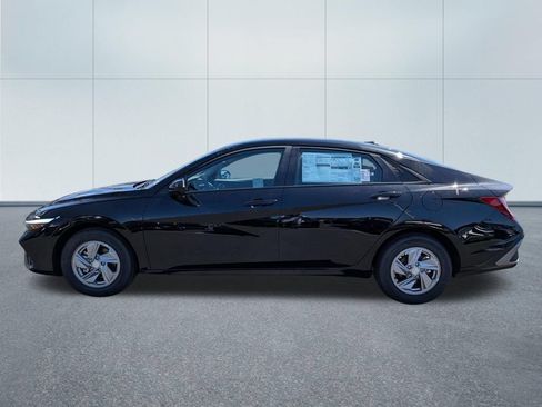 New 2026 Hyundai Elantra SE FWD image 3