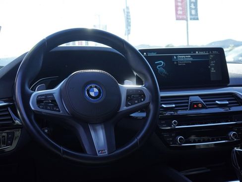 Used 2022 BMW 530e w/ M Sport Package image 21