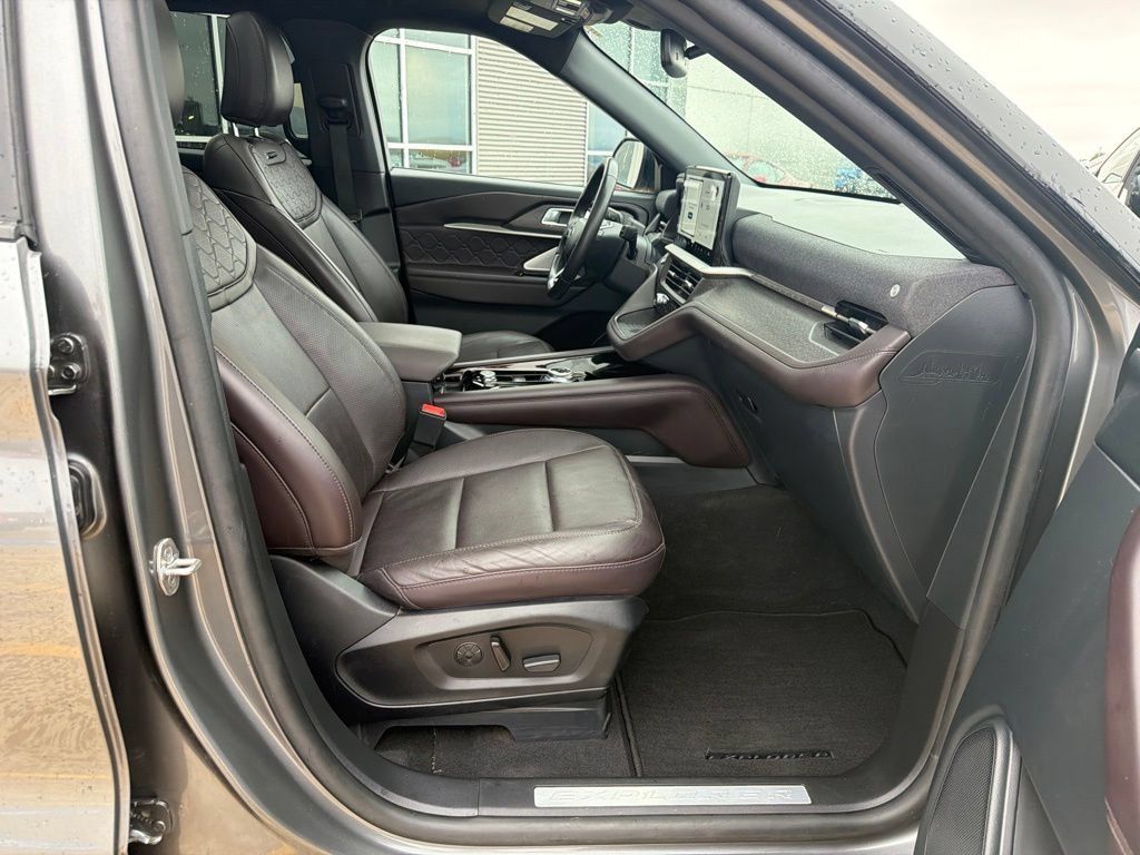 Used 2025 Ford Explorer Platinum w/ Ultimate Package AWD/4WD image 27