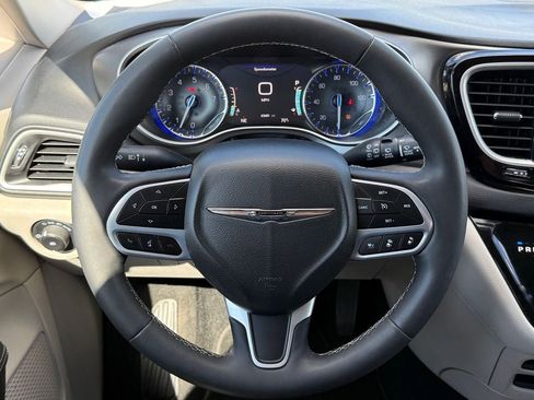 Used 2023 Chrysler Pacifica Touring-L FWD image 19