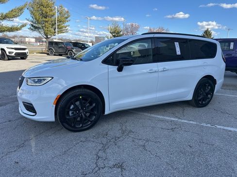 New 2026 Chrysler Pacifica Limited image 15