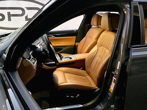 Used 2022 BMW 750i xDrive w/ Executive Package image 7