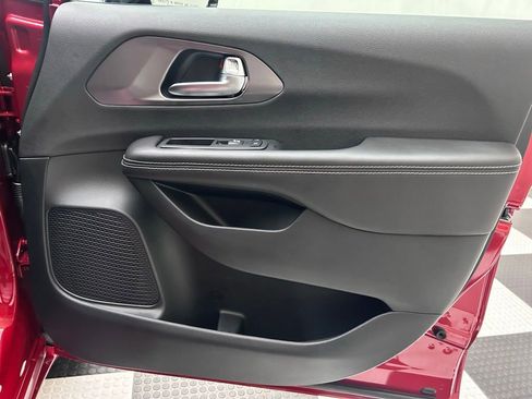 New 2026 Chrysler Pacifica Select image 18