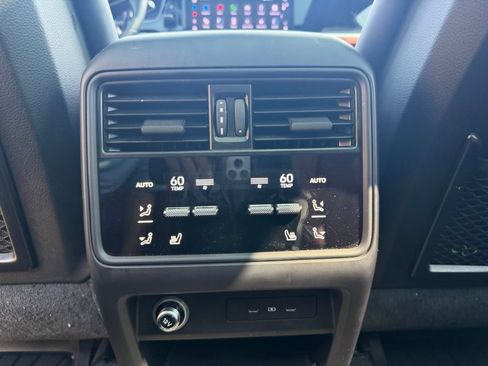 Certified 2025 Porsche Cayenne AWD/4WD image 20