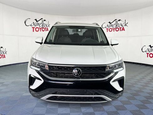 Used 2022 Volkswagen Taos SE FWD image 2
