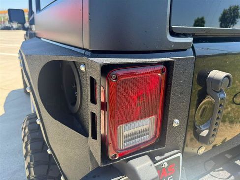 Used 2018 Jeep Wrangler Unlimited Rubicon w/ Connectivity Group AWD/4WD image 24