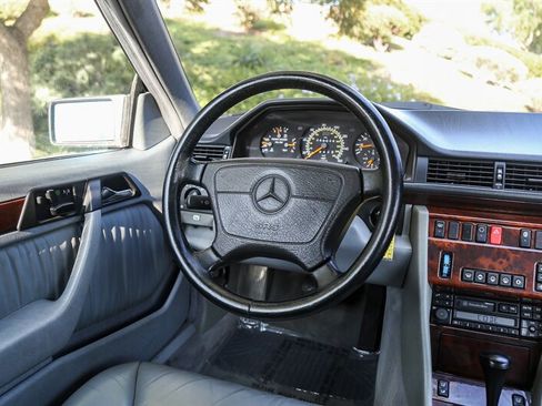 Used 1995 Mercedes-Benz E 320 Convertible image 64