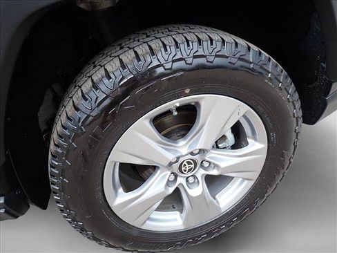 Used 2022 Toyota RAV4 LE AWD/4WD image 7
